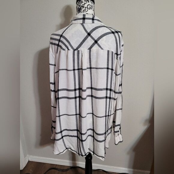 Old Navy woman's‎ white and black strip long sleeve button up shirt - Picture 3 of 7